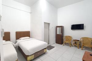 Televiisor ja/või meelelahutuskeskus majutusasutuses OYO 92207 Hotel Koperasi