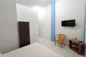Televiisor ja/või meelelahutuskeskus majutusasutuses OYO 92207 Hotel Koperasi