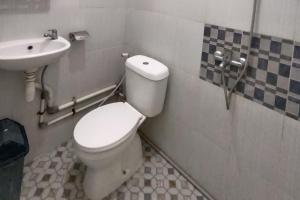 Vannituba majutusasutuses OYO 92207 Hotel Koperasi