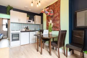 a kitchen with a table and chairs in a room at Starbeck Serviced Apartments in Harrogate +28 photos