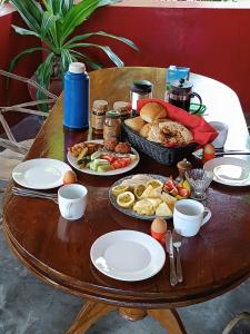 ジャンビアニにあるJambiani Holiday Houseのテーブルの上に食べ物の皿が置かれている +22枚の写真