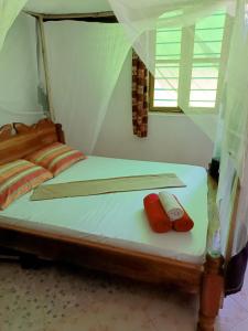 ジャンビアニにあるModern Holiday Houseの枕が2つ置かれたベッドのある寝室