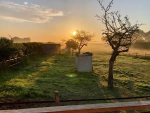 Imagen de la galería de La cabane balnéo vue mer, en Bazenville 27 fotos más