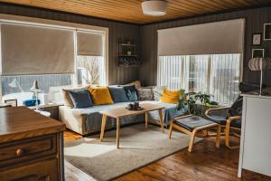 Φωτογραφία από το άλμπουμ του Eyja Mork - Aurora Igloo with shared Hot Tub, BBQ and kitchen - B2 σε Stora Mork +51 φωτογραφίες