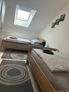 a bedroom with two beds and a window at Bane Apartments 95qm - Messewohnung, Ferienwohnung,Monteurwohnung in Hannover