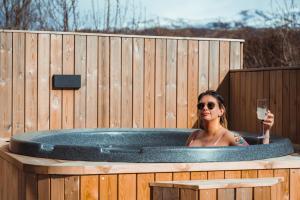 Φωτογραφία από το άλμπουμ του Eyja Mork - Aurora Igloo with shared Hot Tub, BBQ and kitchen - B2 σε Stora Mork