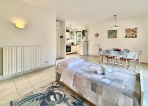 a bedroom with a bed and a dining room at Maison Peschiera in Sirolo