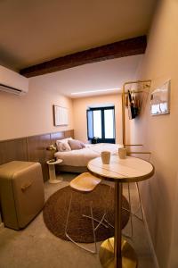 a bedroom with a bed and a table and a table sidx sidx sidx at Vista Verde in Cuenca