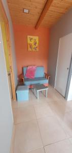 a living room with a blue couch and a table at Casa Llogan 4P Quinta das Pedras da Lagoa in Alcobaça +17 photos