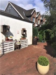 un patio d'une maison avec une table et des chaises dans l'établissement Modernisierte Ferienwohnung Mit Balkon, à Schuby