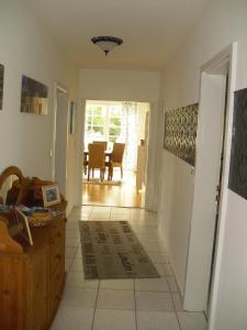 - un couloir d'une maison avec une salle à manger dans l'établissement Modernisierte Ferienwohnung Mit Balkon, à Schuby