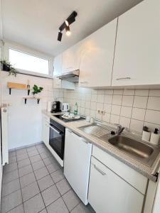 Nhà bếp/bếp nhỏ tại W&D Living-Tête de Fleur-Balkon über Schloßarkaden +28 ảnh