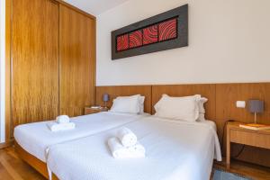 Ένα ή περισσότερα κρεβάτια σε δωμάτιο στο Marina Breeze Apartment with Pool - 900m from the Beach +24 φωτογραφίες