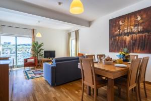 Χώρος καθιστικού στο Marina Breeze Apartment with Pool - 900m from the Beach