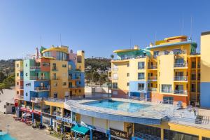 Πισίνα στο ή κοντά στο Marina Breeze Apartment with Pool - 900m from the Beach