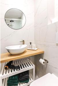 a bathroom with a sink and a mirror at Cosy appartement met tuin in centrum Antwerpen Gratis parking Free Parking! in Antwerp +34 photos