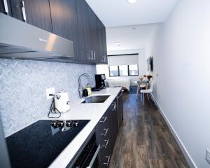 una cocina con fregadero y encimera en Mountain Escape Luxury and Convenience in Park City, en Park City