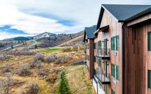 vistas a las montañas desde el lateral de un edificio en Mountain Escape Luxury and Convenience in Park City, en Park City