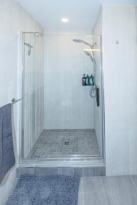 una ducha con puerta de cristal en un baño en Mountain Escape Luxury and Convenience in Park City, en Park City 11 fotos más