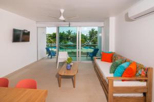 a living room with a couch and a table at Magico Apartamento Frente al Mar 3 Habitaciones MSC22 in Coveñas
