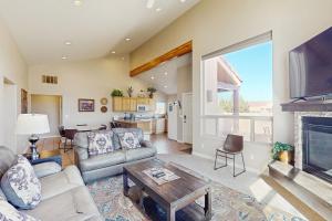 摩押Rim Village M1的带沙发和壁炉的客厅