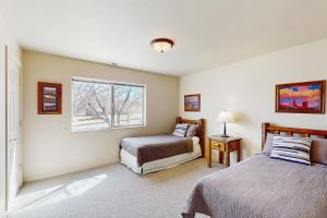 摩押Rim Village M1的有两张床和一扇窗户的卧室 更多31张照片