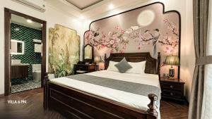 une chambre avec un grand lit et une douche dans l'établissement Biệt Thự HL Near Beach, à Hạ Long