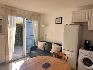 Kuchyň nebo kuchyňský kout v ubytování Chez Boby- Maison de vacances- Vue mer- Idéal Semaine du Golfe + 24 fotografií