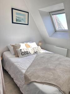 Postel nebo postele na pokoji v ubytování Chez Boby- Maison de vacances- Vue mer- Idéal Semaine du Golfe