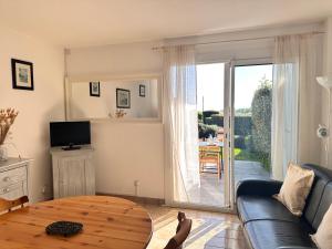 TV a/nebo společenská místnost v ubytování Chez Boby- Maison de vacances- Vue mer- Idéal Semaine du Golfe