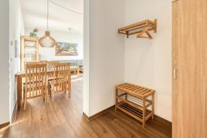 a kitchen and dining room with a table and chairs at Ferienwohnung SeeNest am Röbeler Stadthafen - Neubau 2025 in Röbel
