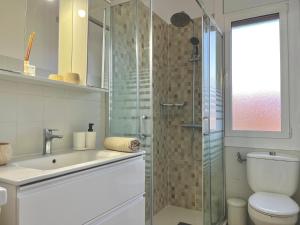 a bathroom with a shower and a toilet and a sink at Apto el Piset, acogedor y céntrico del Montseny in Arbúcies +10 photos