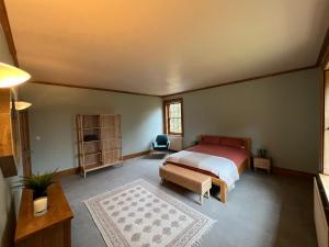 Postel nebo postele na pokoji v ubytování 8 Bedroom Retreat in Rural Kent Village Share Save