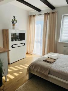 a bedroom with a bed and a microwave oven at Dom na wzgórzu z widokiem na jezioro in Brodnica Dolna