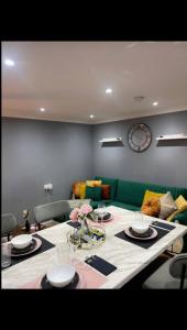 Gambar di galeri bagi 2 bed Apartment in Luton di Luton
