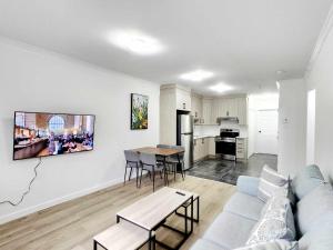 モントリオールにあるAPARTMENT HOTEL ST-DENISのソファとテーブルのあるリビングルーム
