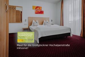 pokój hotelowy z łóżkiem z napisem na pierwszym planie w obiekcie Sporthotel Kitz inkl Sommercard, kostenlose Maut für die Großglockner Hochalpenstraße, zentrale Lage mit bestem Ausblick w mieście Bruck an der Großglocknerstraße