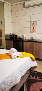 Kuchyň nebo kuchyňský kout v ubytování Ultra Upmarket Modern Studio Apartment at Bains Lodge