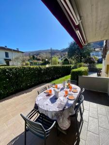 a table with chairs sitting on a patio at Appartamento Giardino Verde in Baveno