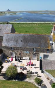 Una vista aérea de un edificio con sillas y un patio. en Les Pres-Salés, en Courtils