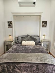 Postel nebo postele na pokoji v ubytování Modern 1-bedroom Studio with Full Kitchen and Bath