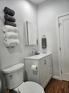 Koupelna v ubytování Modern 1-bedroom Studio with Full Kitchen and Bath