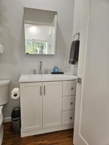 Koupelna v ubytování Modern 1-bedroom Studio with Full Kitchen and Bath