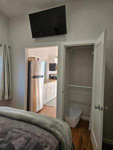 Kuchyň nebo kuchyňský kout v ubytování Modern 1-bedroom Studio with Full Kitchen and Bath