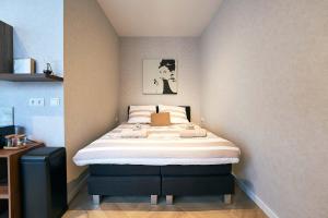 Ένα ή περισσότερα κρεβάτια σε δωμάτιο στο Central City Escape Modern Studio Near Everything +31 φωτογραφίες