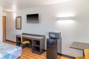 Dapur atau dapur kecil di Motel 6-Sedalia, MO