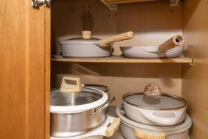 een kast gevuld met potten en pannen in een keuken bij King and Queen Beds with a Gourmet Kitchen in Charlotte +16 foto's