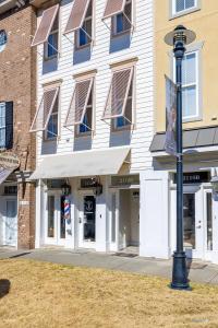 een straatlantaarn voor een gebouw bij King and Queen Beds with a Gourmet Kitchen in Charlotte