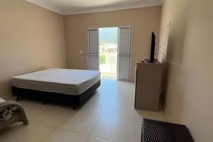 Casa c/ piscina em Cond, Boraceia - SP في بوراسيا: غرفة نوم بها سرير وتلفزيون +67 صورة