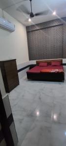 Voodi või voodid majutusasutuse Kaka Guest House Near Prem Mandir and 100 Mt far away from Premanand Maharaj G toas